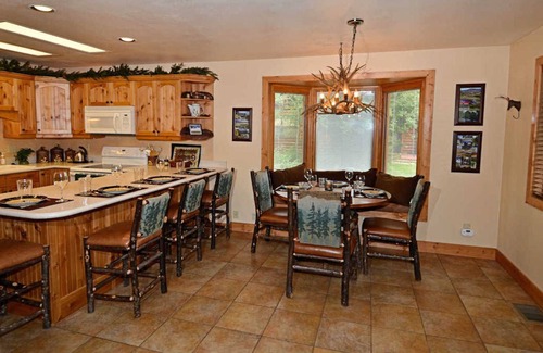 Grand Lake Cabin | Walk To Town, Lake, Private Beach! Gateway to RMNP on the LAKE
