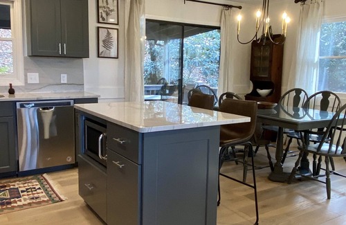 Highlands Cabin | Walk to Town & Relax in this Fresh Updated Highlands Remodeled Cabin