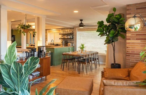 Eugene House | Walk to U of O! View with 2 decks/firepit/comfy!