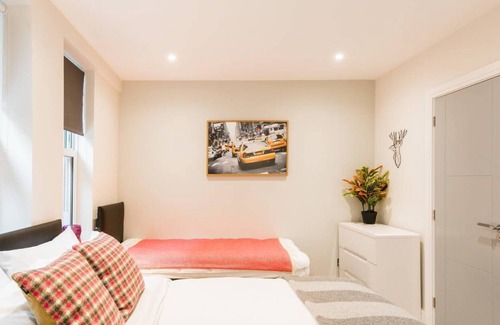 Ealing Apartment | Walk to Walpole Park from a Serene City Retreat
