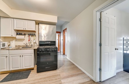 Albany Apartment | Walk to Washington Park: Remote Work-Ready Apt!
