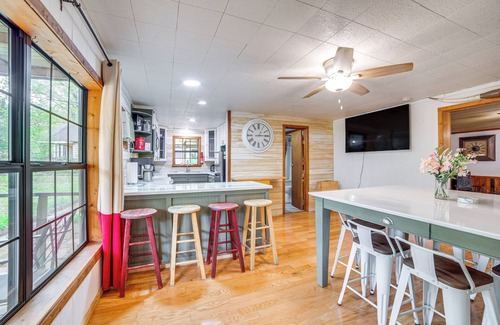 Ore City Cabin | Walk to Water: Lake O' the Pines Cabin