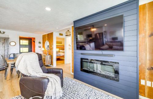 Cloverdale House | Walk to Winema Road Beach Home with Hot Tub!