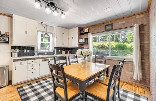 Forest Meadows Cabin | Walk to Winery: Cozy Cabin w/Fire Pit in Murphys