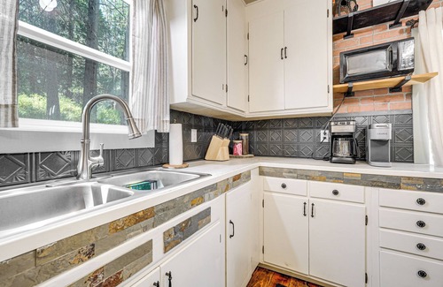 Forest Meadows Cabin | Walk to Winery: Cozy Cabin w/Fire Pit in Murphys