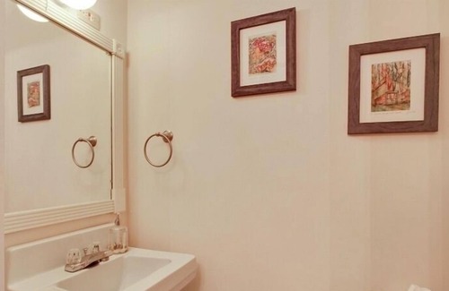 East Riverside Apartment | Walk To World Famous Tipitinas Music Club