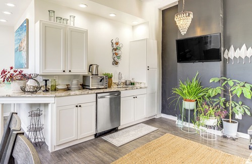 Newport Apartment | Walkable Apt in York St Historic District