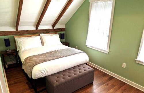 Downtown Buffalo House | Walkable Elmwood Cottage, No Chores 4Bath 4BR 4Car