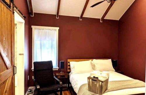 Downtown Buffalo House | Walkable Elmwood Cottage, No Chores 4Bath 4BR 4Car