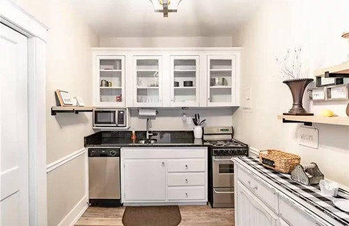 Hannon Park Condo | Walkable Midtown Condo Under the Oaks