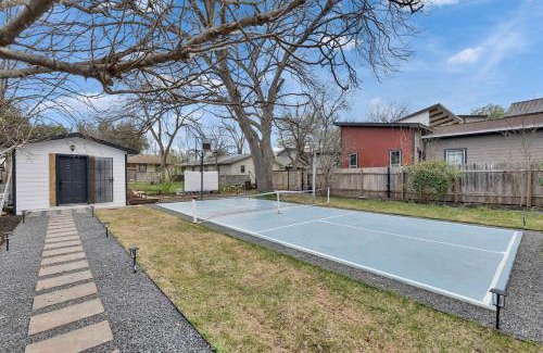 Govalle House | Walkable Oasis and Guest Suite with Pickleball Court