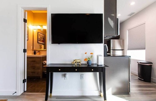 University Heights Apartment | Walkable - Restaurants - Large Patio - A/C- Pets