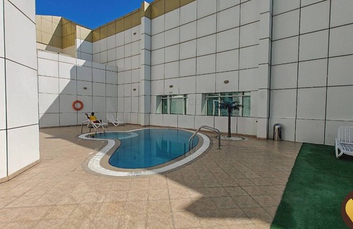 Jumeirah Lake Towers Apartment | Walkable to Metro at Heart of JLT