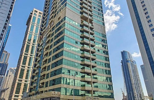 Jumeirah Lake Towers Apartment | Walkable to Metro at Heart of JLT