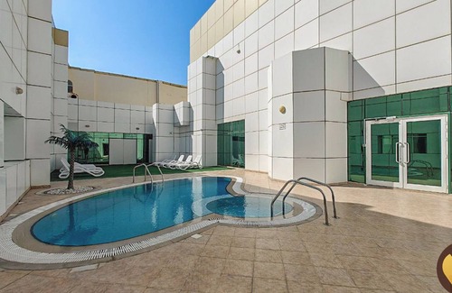 Jumeirah Lake Towers Apartment | Walkable to Metro at Heart of JLT