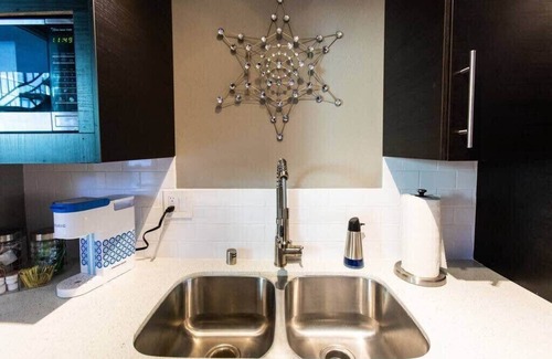 Normal Heights Apartment | Walker’s Paradise-FreeParking-KingBed-W/D-Pets