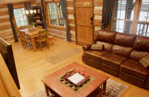 Landrum Cabin | Walking Bear Cabin - 1 mile from Lake Lanier