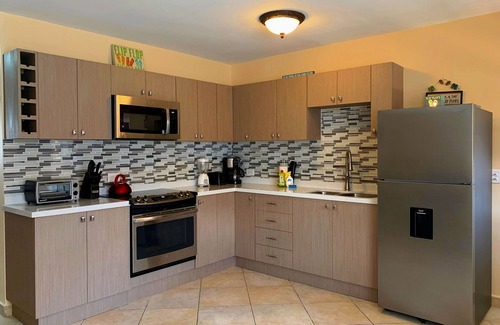 Palm Beach Condo | Walking distance to Beach from Flip Flop Condo-Sleeps 6