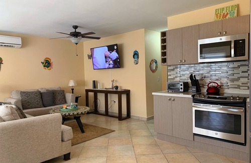 Palm Beach Condo | Walking distance to Beach from Flip Flop Condo-Sleeps 6