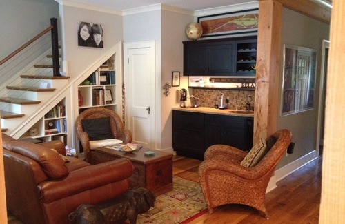 Oxford House | Walking distance to Campus and The Square.