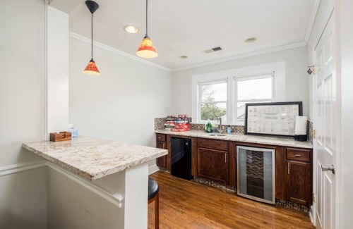 Commonwealth Park House | Walking distance to restaurants, breweries and bars!