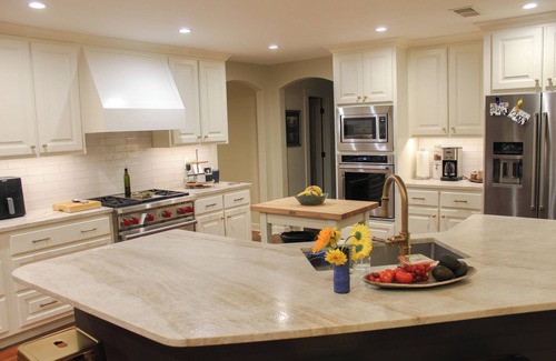 Oxford House | Walking Distance to Square and Campus, Spacious 5-Bedroom House