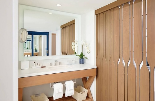 Waikiki Hotel | Walking Distance To The Beach! 2 Modish Units, Ocean Front, Pets Allowed, Pool!