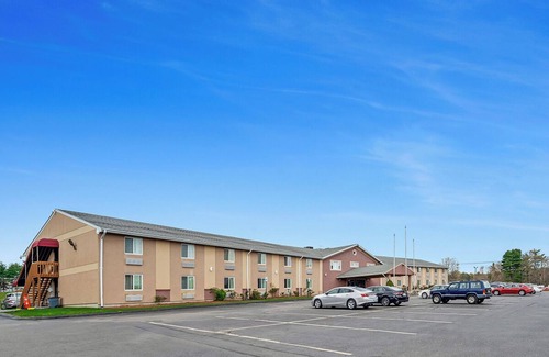 Foxboro House | Walking Distance to Nature Trail & Cranberry Bog! FREE Breakfast & Parking!