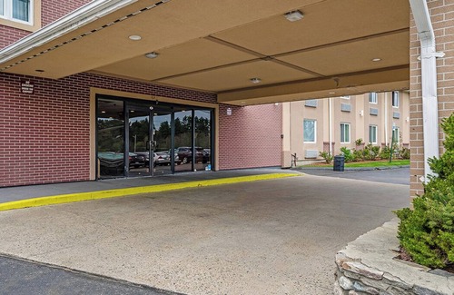 Foxboro House | Walking Distance to Nature Trail & Cranberry Bog! FREE Breakfast & Parking!