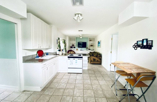 Tarpon Springs Apartment | Walking Distance To The Beach/Free Bikes