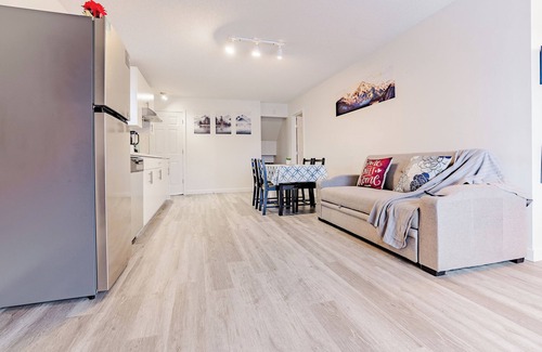 Hidden Valley Apartment | [Walkout Basement Suite] Spacious and Cozy, 2 Bedroom 4 Bed