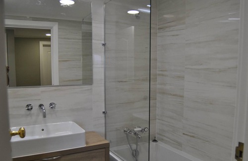 Parede House | Wall Beach Apartement T4 with sea view and pool
