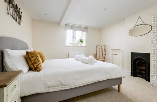 Burford Cottage | WALL COTTAGE, family friendly, with a garden in Burford
