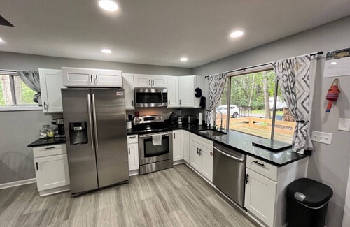 White Mills Apartment | Wally’s Cottage |Hot Tub|Kayaks|Firepit|Central