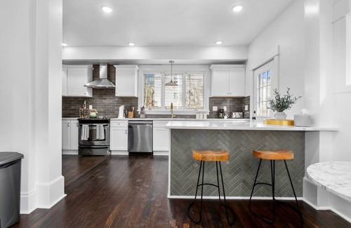 Broadway Gillham House | Walnut Charming Modern 5BR Home Walkable Kings