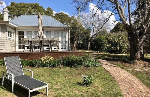 Burrawang Cottage | Walnut Cottage - Relaxing Country Charm