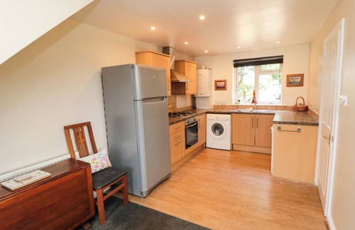 Easterside Cottage | WALNUT COTTAGE, romantic, with a garden in Helmsley