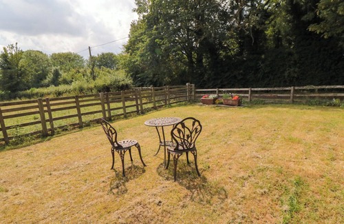 Easterside Cottage | WALNUT COTTAGE, romantic, with a garden in Helmsley