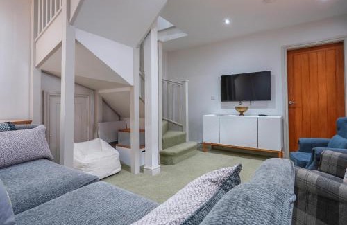 Buxton House | Walnut Cottage - Uk43995