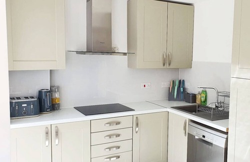 Kidlington Apartment | Walnut Lodge 3-Bed Flat EnSuite-AC-Parking-Netflix