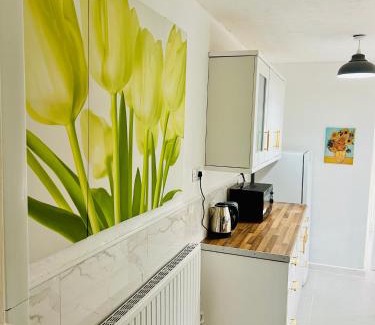 Walsall House | Walsall Comfort Home 3Bedroom Retreat Sleeps 6