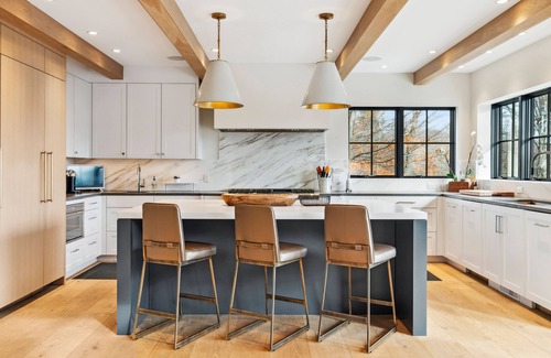 Stowe House | Wander Stowe Woods sleeps 12, w/gym/Workstations & pool, 6 Bedrooms