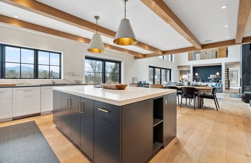 Stowe House | Wander Stowe Woods sleeps 12, w/gym/Workstations & pool, 6 Bedrooms