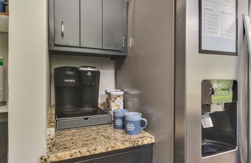 Lookout Valley Neighborhood Association House | Wanderers Nest with a hot tub!