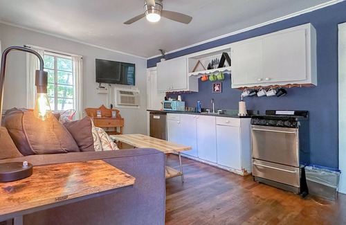 Eureka Springs Historic District Cabin | Wanderoo Lodge