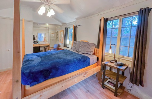 Eureka Springs Historic District Cabin | Wanderoo Lodge