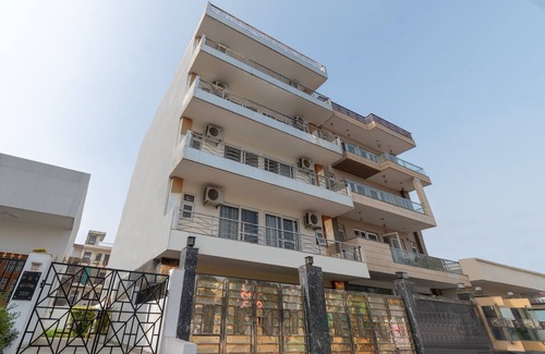 Gurugram Apartment | Wandr Serpens - Sector 51, Near Artemis hospital, Unitech Cyber Park