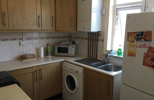 Luton House | Wardown House, walks to parks, lake and Museum. 10 min London-Luton Airport.