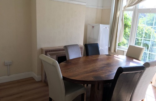 Luton House | Wardown House, walks to parks, lake and Museum. 10 min London-Luton Airport.
