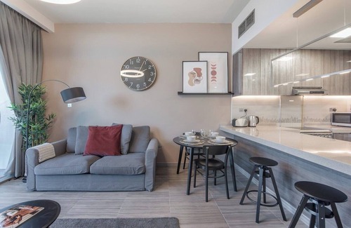 Jumeirah Lake Towers Condo | Warm 1-Bedroom Family-Friendly Aparment in JLT